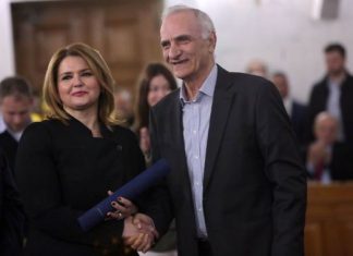 O Bαρεμένος βράβευσε… τη δημοσιογράφο που εκνεύρισε τον Τσίπρα στη ΔΕΘ