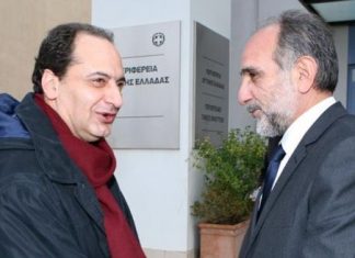 – Μη σκιάζεσαι, Απόστολε, τόσα φαρμάκια έχει η ζωή, θα πιούμε κι άλλο ένα