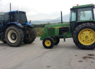 Συνεχίζουν τους συμβολικούς αποκλεισμούς οι αγρότες στη Βόνιτσα