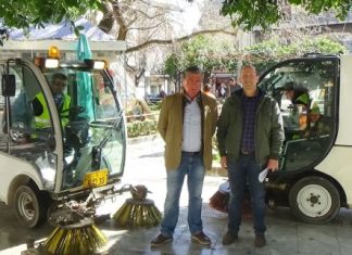 Μη φεύγεις, τα χέρια μου κράτα σφιχτά και χτύπα τη μοίρα, Μη φεύγεις γιατί αύριο θα είν’ αργά να διώξεις την πίκρα