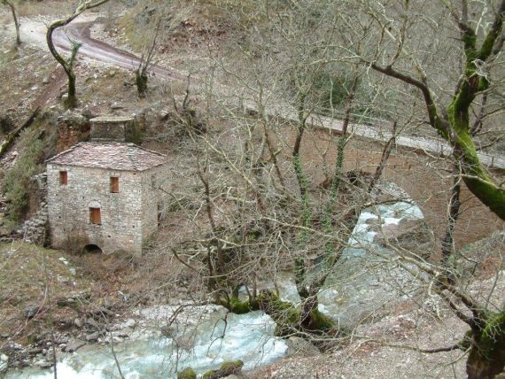 Το πέτρινο γεφύρι και ο νερόμυλος στη Διποταμιά Γιδομαντρίτη