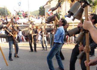 Bγαίνουν σαν το Λάζαρο οι επίσημοι