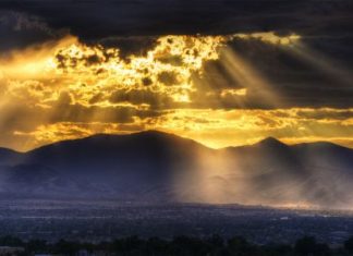 Απατεώνες και σωτήρες ευδοκιμούν στο λυκόφως…