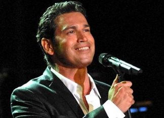 Συναυλία του Μάριου Φραγκούλη στο αρχαίο θέατρο Οινιαδών