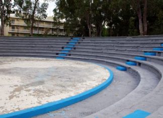 Ξήλωσαν όλα τα καθίσματα στο θεατράκι του λιμανιού! Ο παραλογισμός και η αστοχία σε όλο τους το μεγαλείο…