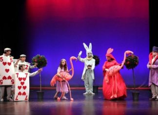 «Η Αλίκη στη Χώρα των Θαυμάτων» στον Ελληνίς