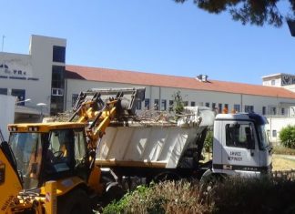 Συνεργεία του Δήμου Αγρινίου καθάρισαν τον αύλειο χώρο του παλιού Νοσοκομείου