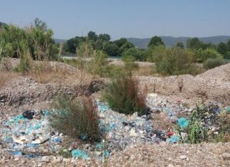 Χωματερές με πλαστικά μπουκάλια δίπλα στον Αχελώο