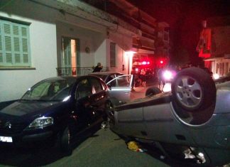 ΙΧ έπεσε πάνω σε σταθμευμένα oχήματα και ανατράπηκε στην οδό Διαμάντη στο Αγρίνιο