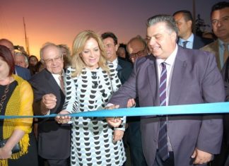 Μέχρι να ‘ρθει η ανάπτυξη, ας κόψουμε καμιά κορδέλα