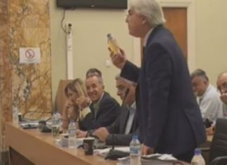 Η υψηλή πολιτική χωρά σε μικρά μπουκαλάκια