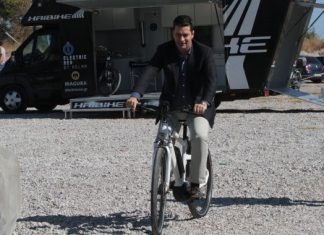 -Που πας και τι γυρεύεις; -Ψάχνω χώρο για τη δομή αστέγων