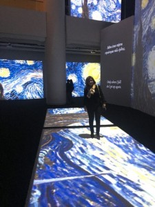 Η Χρ. Σταρακά στην "έναστρη νύχτα" του Βαν Γκογκ, που αναπαράγεται μέσω ενός μοναδικού συστήματος που ενσωματώνει 40 προβολείς υψηλής ευκρίνειας, γραφικά πολλαπλών καναλιών και ήχο surround.