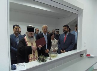 Παγκόσμια πρωτοτυπία: Αγιασμός και εγκαίνια στο γκισέ του κυλικείου!