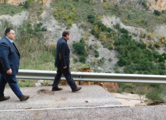 – Κώστα, κάτσε όπως είσαι, έρχεται ο λαός να σπρώξει