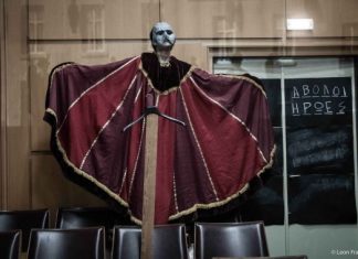 Παράταση της παράστασης «Άβολοι ήρωες» στο Εργατικό Κέντρο Αγρινίου