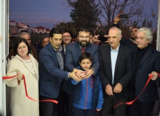 Καθένας με τρέλα του κι αυτοί με τη κορδέλα τους