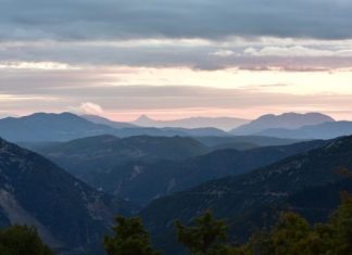 Σε μια κορφή στο ορεινό Θέρμο την ώρα του δειλινού