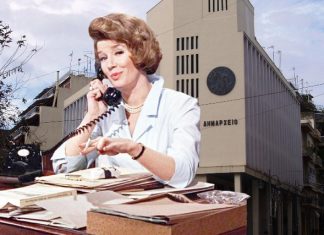 – To έλεγξα, James, εμάς δεν μας παρακολουθούν