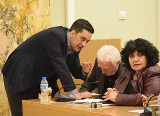 – Τώρα που “έστρωσε” ο Τραπεζιώτης εσύ έγινες αντικαπιταλιστής;