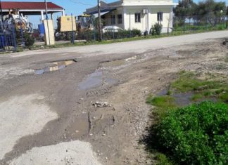“Η Κοινωνία Μπροστά”: Το βασίλειο της λακκούβας στην είσοδο – έξοδο του αμαξοστασίου του δήμου!