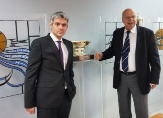 – Χάλια, χάλια το παρκέ!