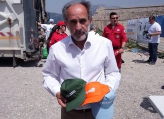 – Μα τι καπελάκια είναι αυτά; τι χρώματα είναι αυτά; Κίτρινο και μπλε θέλω! Παναιτωλικάρα ρε γαμώτο!