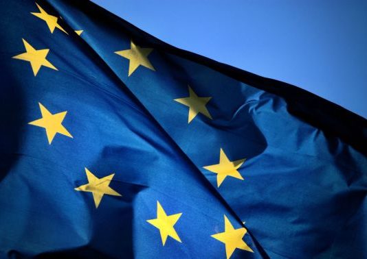 Η Ευρώπη φλέγεται από τις εκρηκτικές διαδηλώσεις και η ΕΕ στον κόσμο της