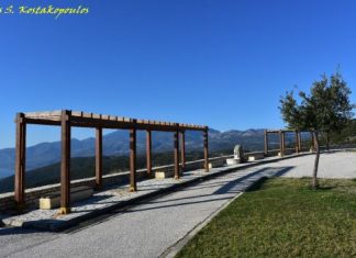 Ατενίζοντας την Τριχωνίδα από τη θέση θεάς Πετροχωρίου