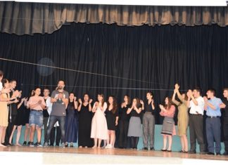 Η θεατρική ομάδα του 4ου ΓΕΛ Αγρινίου ευχαριστεί τον π. Κωνσταντίνο Καντάνη