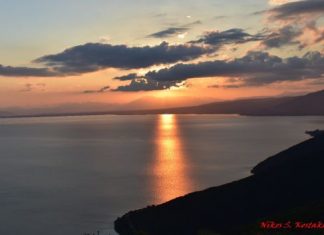Το ονειρικό ηλιοβασίλεμα στη λίμνη Τριχωνίδα