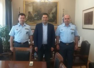 – Ρε παιδιά, ούτε εμείς οι δήμαρχοι τόση βιτρίνα