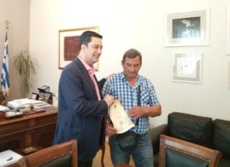 Ηθική ανταμοιβή σε υπάλληλο του δήμου Αγρινίου που βρήκε και παρέδωσε πορτοφόλι με μεγάλο χρηματικό ποσό