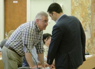 – Μπας και έχεις να μου προτείνεις κανέναν καλόν αντιδήμαρχο;