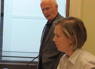 – Καλά αυτός ο Ανδρουλάκης που πάει με τα τσικό;