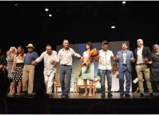 Μεγάλη επιτυχία για τη θεατρική παράσταση «Τα κίτρινα γάντια» του ΣΔΕ Αγρινίου