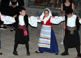 Παραδοσιακό γλέντι του Πολιστικού Συλλόγου «Παναγία Βλαχερνών» στο Ελαιόφυτο