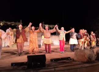 Ενθουσίασαν οι «Αχαρνής» στο αρχαίο θέατρο Οινιαδών