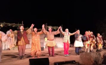 Ενθουσίασαν οι «Αχαρνής» στο αρχαίο θέατρο Οινιαδών