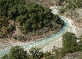 Παραπλεύρως του κάτω ρου του Γιδομανδρίτη