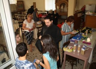 Διανομή σχολικών ειδών σε μαθητές από την ενορία Αγ. Τριάδος Αγρινίου