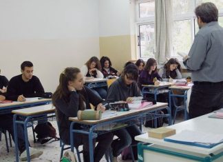 Κλειστά σχολεία με 20 βαθμούς, πέντε μποφόρ και τους γονείς στα κάγκελα