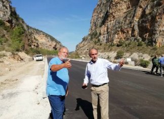 – Απ’ εδώ θα ‘ρθουν να μας συγχαρούν που φτιάξαμε το δρόμο