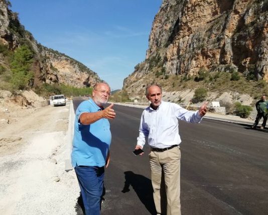 – Απ’ εδώ θα ‘ρθουν να μας συγχαρούν που φτιάξαμε το δρόμο