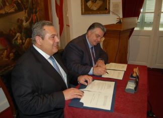 – Καθρεφτάκια μοιράσαμε, παιδιά, όχι πόρους και χρονοδιαγράμματα για το Μουσείο