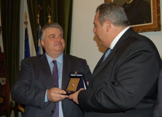 – Εσύ ξεπέρασες και το δικό μου “εσείς στα τέσσερα”