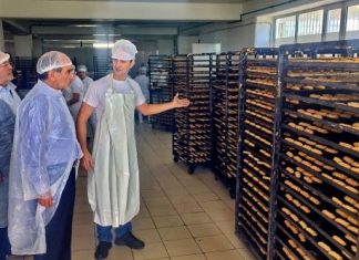 -Αυτό είναι το αιτωλοακαρνάνικο μπακλαβαδάκι, θα το σιροπιάσουμε αναλόγως και θα σας το σερβίρουμε στις εκλογές