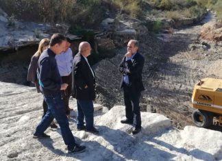 O Απόστολος κοιτά την ομάδα του και όχι το ρέμα… κάτι ξέρει…