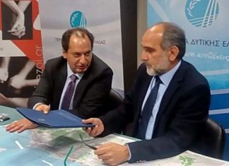 – Εδώ έχω καθρεφτάκια και χάντρες, να τα μοιράσεις στο Ζευγαράκι