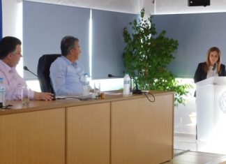 – Μου κάνει εντύπωση πως τόσο καιρό δεν έχετε καταλάβει ότι πέραν του χρίσματος, δεν δίνουμε δεκάρα για όλα τα άλλα